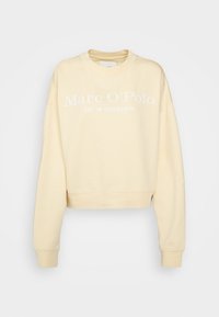 Sweatshirt court jaune à manches longues, avec le texte blanc "Marc O'Polo EST. À STOCKHOLM" centré à l'avant. Texture lisse.