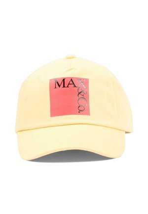 Cappellino da baseball giallo con una toppa quadrata rossa che mostra il logo "MAX & Co." al centro davanti.