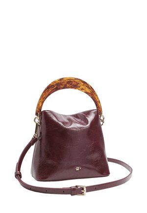 Mała bordowa skórzana torebka z żółwiowym uchwytem, złotym okuciem i odczepianym, regulowanym paskiem na ramię.