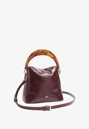 Mała bordowa skórzana torebka z żółwiowym uchwytem, złotym okuciem i odczepianym, regulowanym paskiem na ramię.