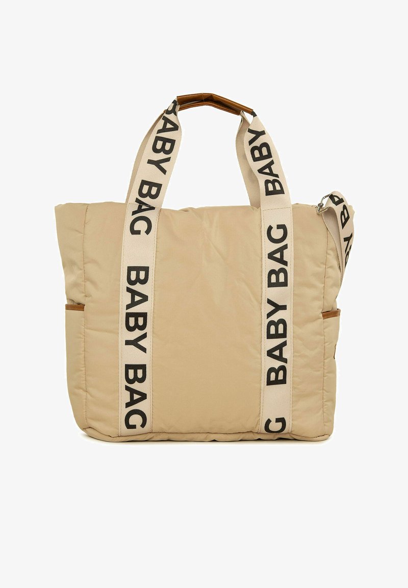 Bežová dětská taška s polstrovanou texturou, vybavená černými popruhy "BABY BAG", boční kapsou a rukojetí se dřevěným vzhledem. Obdélníkový tvar.