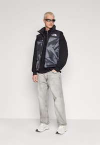 The North Face RETRO NUPTSE VEST - Liemenė - smoked pearl/garment fold print