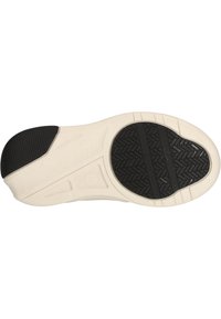 Semelle de chaussure avec une section en caoutchouc noir texturé et un motif de crampons. Semelle intermédiaire couleur crème avec finition lisse et détails de marque.
