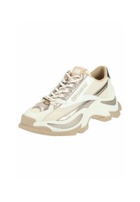 Objemná sneaker obuv s bílým síťovaným svrškem, metalickými akcenty ve zlaté barvě, béžovou gumovou podešví a silnými tkaničkami, s kulatou špičkou a texturovaným designem.