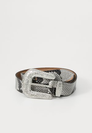 Ceinture en motif serpent noir et argent, avec une grande boucle décorative en argent ornée de strass, présentant une pointe.