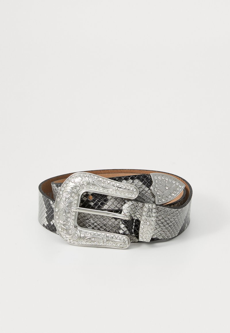 Ceinture en motif serpent noir et argent, avec une grande boucle décorative en argent ornée de strass, présentant une pointe.