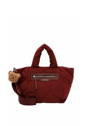 Donkerrode doorgestikte handtas met korte gewatteerde handvatten, voorvak met rits, schouderriem en een kleine sleutelhanger in de vorm van een teddybeer.