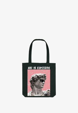 Zwarte totebag met een graphic print van een marmeren standbeeld dat zonnebrillen en een gouden ketting draagt, met de tekst "KUNST IS DUUR" in vette witte letters.