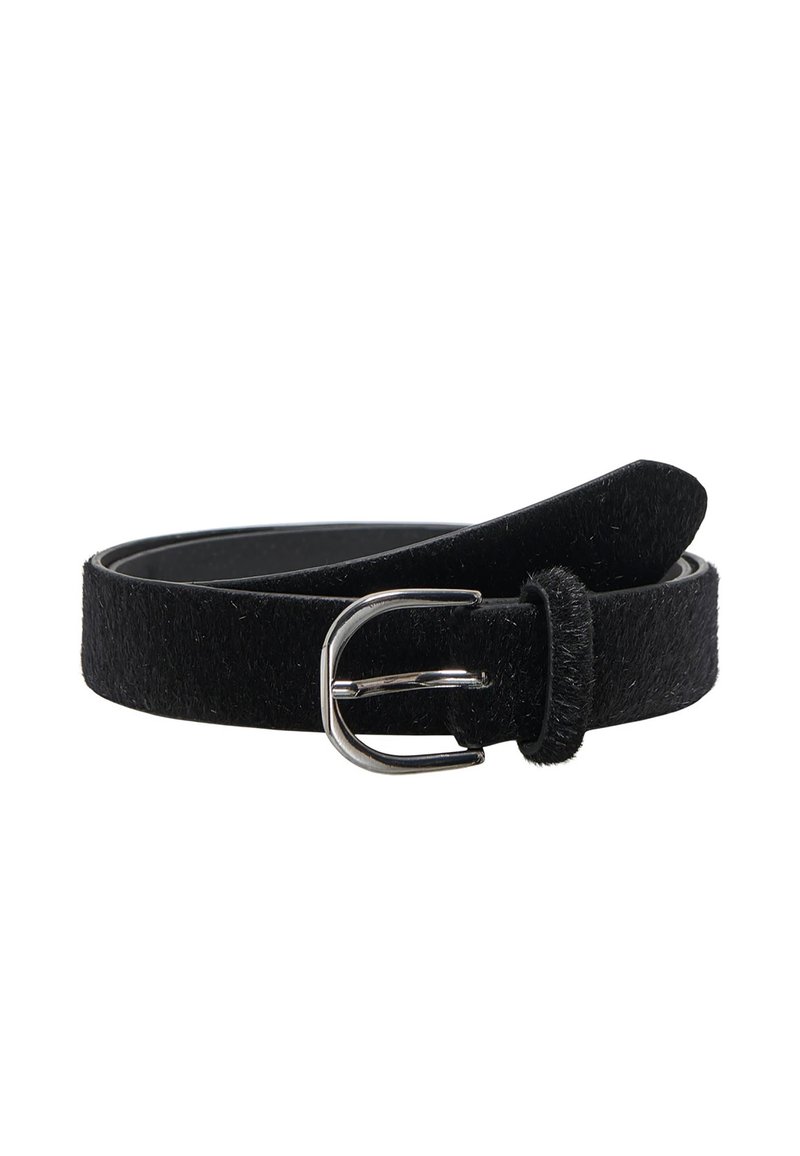 Cinturón de fieltro negro con hebilla de metal plateado, textura suave y diseño elegante con extremo puntiagudo.