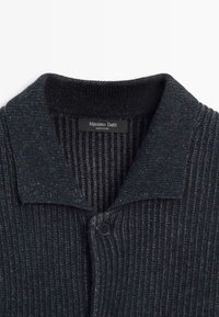 Tmavě šedý pletený kardigan s ribovanou strukturou, s plochým límcem, jednopatkovým zapínáním a štítkem s nápisem "Massimo Dutti."
