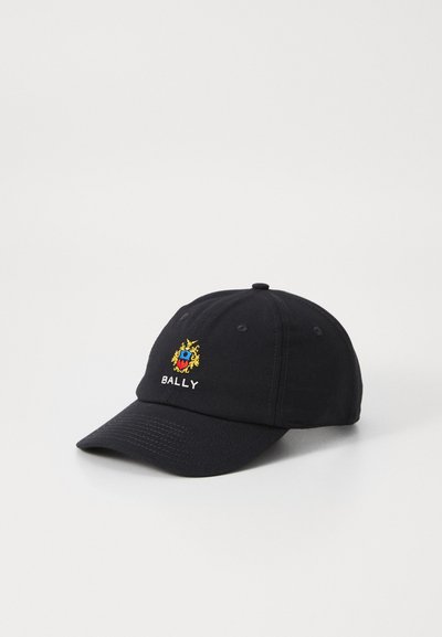 Schwarze Kappe mit gesticktem Logo, das goldene und blaue Details aufweist. Aus Baumwollmaterial, sechs-Panel-Design, gebogener Schirm und verstellbarer Riemen.