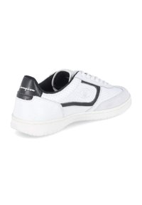 Adidași din piele albă cu accente negre, laturi perforate, guler căptușit și talpă din cauciuc alb. Prezintă un logo pe latură și pe călcâi.