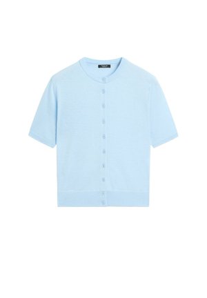 Lichtblauwe kortemouwen gebreide cardigan met ronde hals en knoopsluiting aan de voorkant op een witte achtergrond.