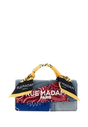 Pochette in denim con toppe paisley rosse e blu, ricamata con la scritta "RUE MADAM PARIS", e una sciarpa gialla annodata al manico con lo stesso marchio.