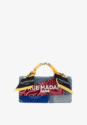 Pochette in denim con toppe paisley rosse e blu, ricamata con la scritta "RUE MADAM PARIS", e una sciarpa gialla annodata al manico con lo stesso marchio.