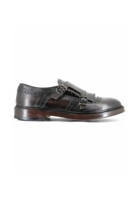 Scarpa in pelle nera con doppia fibbia, dettagli frangi e perforazioni brogue, e suola in legno. Texture liscia e design a punta tonda.
