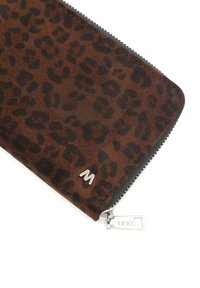 Brązowy portfel w cętki lamparta o gładkiej fakturze, z srebrnymi detalami i wyrazistym wytłoczonym logo. Zamek błyskawiczny wzdłuż krawędzi.