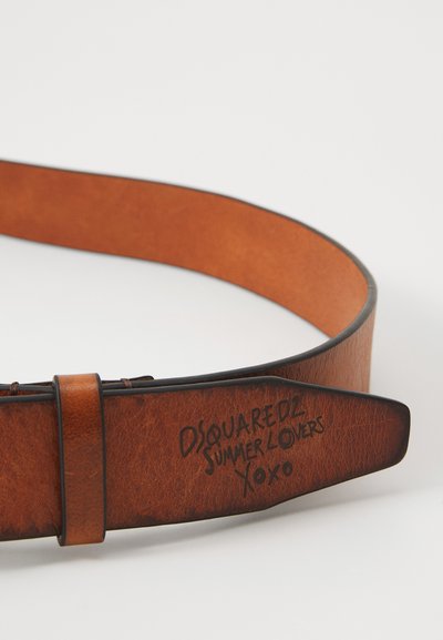 Brown leather belt with a textured finish, featuring black edges and an embossed message: “DSQUARED2 SUMMER LOVERS XOXO.”