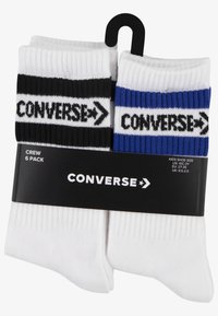 Sexpack strumpor med vit tyg och blå och svarta randiga band. Varje band har "CONVERSE" tryckt i fet, kontrasterande bokstäver.