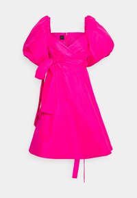 Heldere roze korte jurk met opgeblazen mouwen, wikkelfront en strikceintuur op een effen lichte achtergrond.