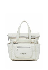 Bolsa de tela blanca con múltiples bolsillos con cremallera, dos asas en la parte superior y un parche con logo en el frente. Acabado texturizado, diseño práctico.