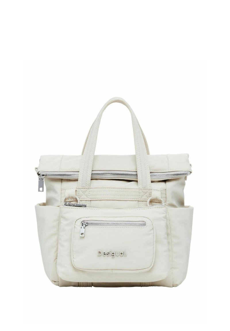 Bolsa de tela blanca con múltiples bolsillos con cremallera, dos asas en la parte superior y un parche con logo en el frente. Acabado texturizado, diseño práctico.
