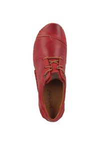 Scarpa in pelle rossa con punta arrotondata, dettagli cuciti e lacci marroni. All'interno presenta una soletta beige con il marchio "Josef Seibel".