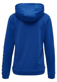 Felpa con cappuccio blu, caratterizzata da un tessuto testurizzato, polsini e orlo a costine, e dettagli a righe bianche e nere sulle maniche.