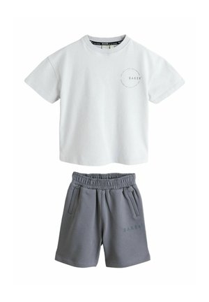 Weißes T-Shirt mit kurzen Ärmeln, rundem Ausschnitt und kleinem Logo, kombiniert mit dunkelgrauen Shorts mit elastischem Bund, Seitentaschen und Logo.