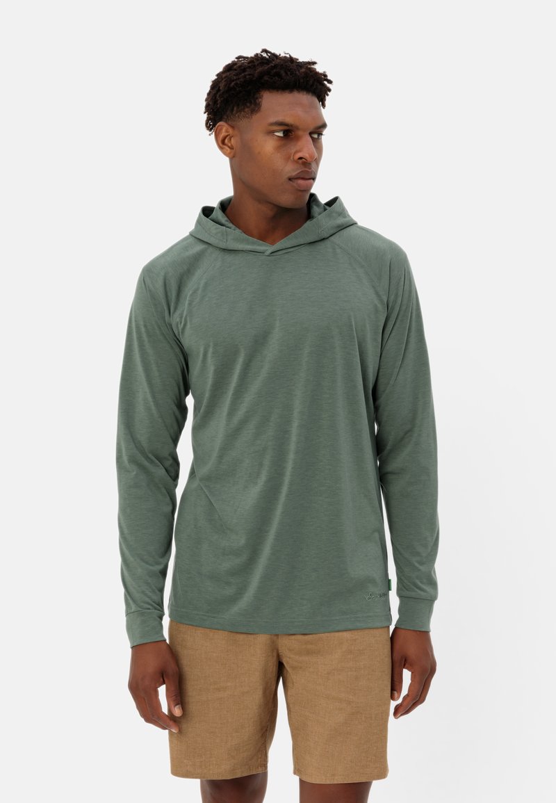 Felpa verde a maniche lunghe con una vestibilità rilassata, caratterizzata da un colletto a V e una texture morbida, abbinata a pantaloncini marrone chiaro.