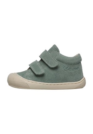 Chaussures pour tout-petits en suède vert avec deux sangles velcro, bout rond et semelle en caoutchouc texturée présentant un motif en relief pour une meilleure adhérence.