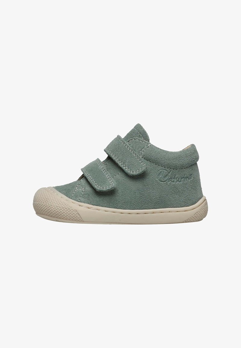 Chaussures pour tout-petits en suède vert avec deux sangles velcro, bout rond et semelle en caoutchouc texturée présentant un motif en relief pour une meilleure adhérence.