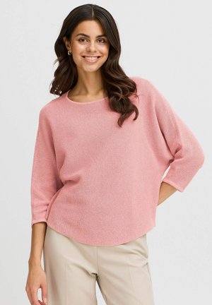 Lyserød strikket sweater med rund halsudskæring og trekvartærmer, der har en afslappet pasform og en subtil ribbet struktur.