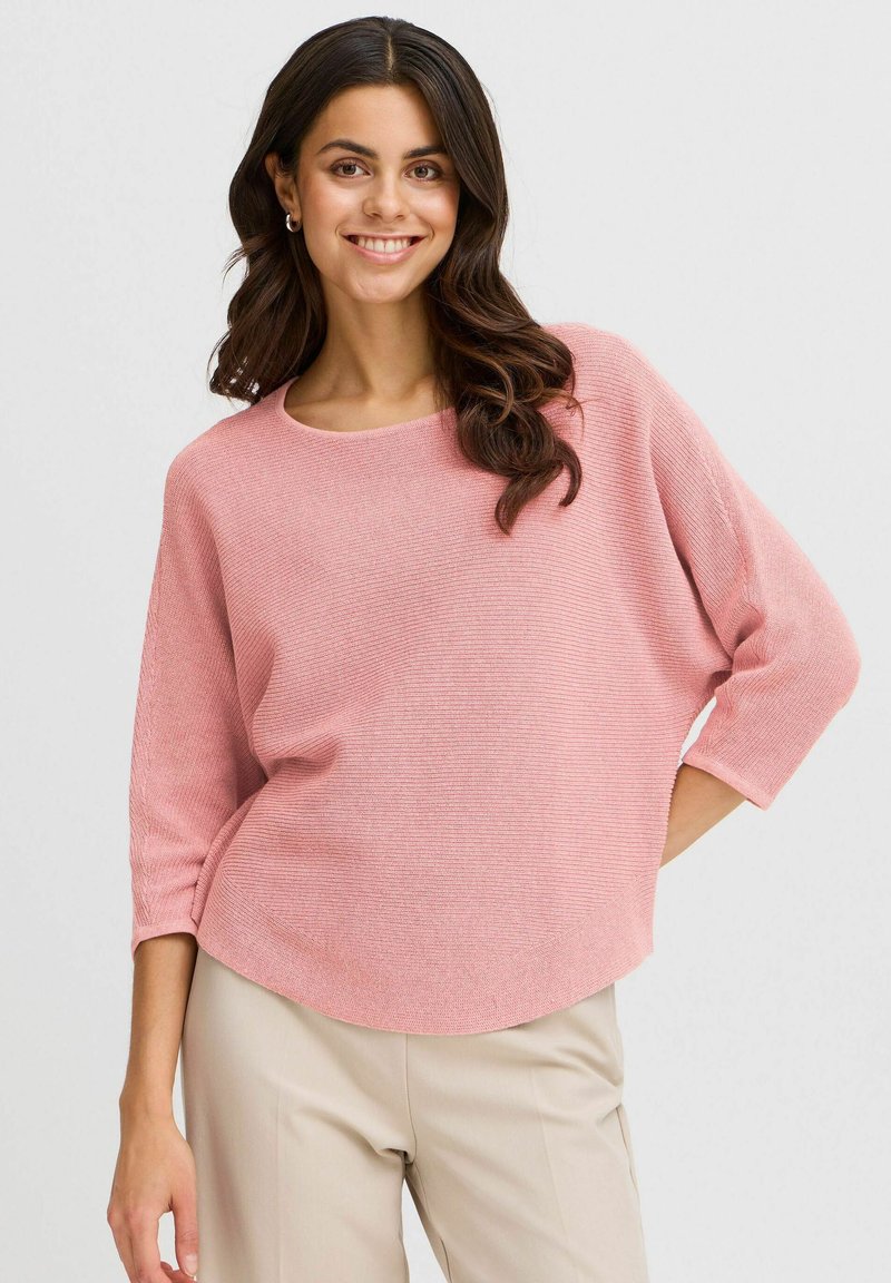 Maglione a maglia rosa chiaro con scollo rotondo e maniche tre quarti, caratterizzato da una vestibilità comoda e una leggera texture a costine.