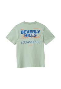 Groene katoenen t-shirt met grote blauwe en oranje tekst, met "Beverly Hills Pool Club" en "Los Angeles" op de achterkant gedrukt. Korte mouwen.