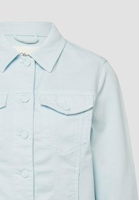 Veste en denim bleu clair avec fermeture à boutons, col pointu et poches poitrine à rabat avec boutons.