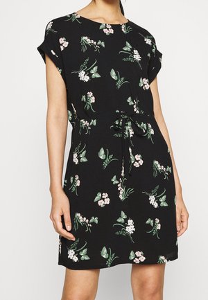 Schwarzes Kleid mit Blumen- und Schmetterlingsmuster, kurze Ärmel, runder Halsausschnitt, tailliert mit Kordelzug, knielang. Leichter Stoff.
