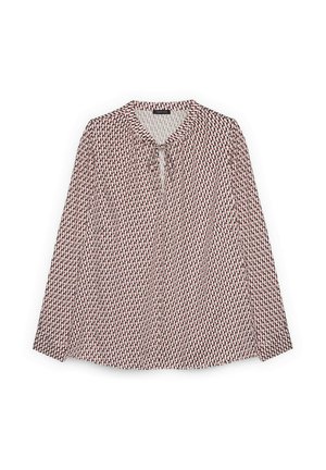 Blusa a maniche lunghe in tessuto leggero, caratterizzata da un motivo geometrico in rosso, crema e blu navy, con scollo a cravatta e vestibilità comoda.