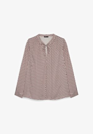 Langärmlige Bluse aus leichtem Stoff mit einem geometrischen Muster in Rot, Creme und Marineblau, mit einem Wickelausschnitt und einer lockeren Passform.