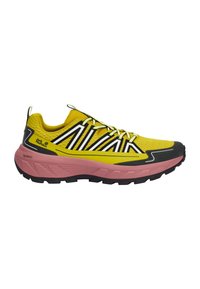 Chaussure de sport jaune avec des accents noirs et blancs, empeigne texturée, semelle intermédiaire rose et semelle extérieure noire robuste. Conçue pour les activités en plein air.