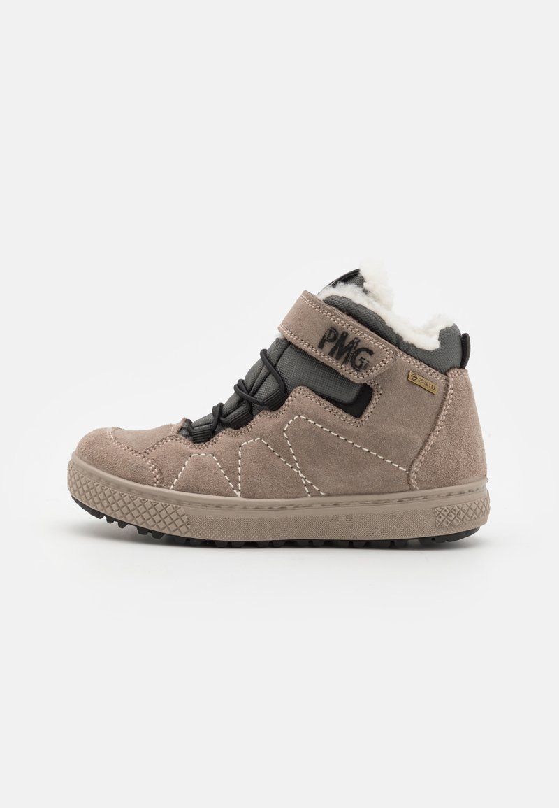 Chaussure montante en daim marron avec accents noirs et blancs, dotée d'une sangle Velcro, d'une semelle texturée et d'une doublure en polaire pour la chaleur.