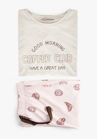 Lysegrå t-shirt med teksten "God Morgen Kaffe Klub Hav en God Dag", parret med lyserøde pyjamasbukser med kop- og bagværksmønstre.