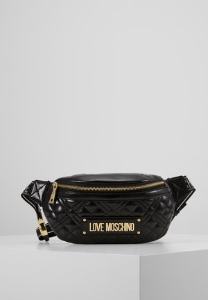Černá prošívaná ledvinka Love Moschino se zlatým zipem a logem, nastavitelný popruh se zlatou kovovou sponou, vystavená na bílém povrchu.