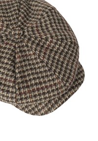 Casquette en pied-de-poule marron et crème en laine texturée, avec une forme arrondie, un bord court et de subtils accents rouges dans le motif.