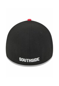 Schwarze, taillierte Mütze mit rotem Knopf oben, auf der Rückseite mit "SOUTHSIDE" in Weiß gestickt.