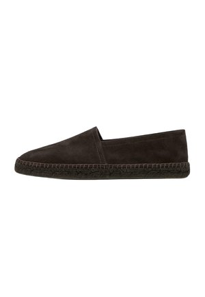 Espadrilla slip-on in camoscio marrone scuro con suola intrecciata in juta e cucitura semplice lungo i bordi, mostrata in profilo laterale.