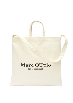 Kremowa torba na ramię z dwoma uchwytami i paskiem na ramię, z napisem "Marc O’Polo EST. IN STOCKHOLM" w kolorze czarnym.