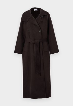Cappotto lungo di colore marrone scuro, realizzato in lana, con chiusura doppiopetto, ampio colletto, tasche laterali e una cintura coordinata legata in vita.