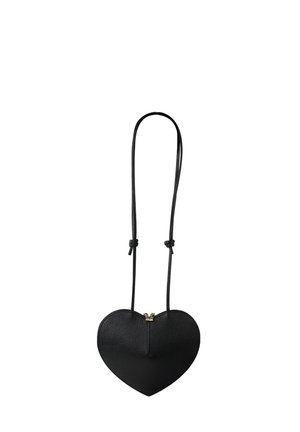 Sacoche en cuir noir en forme de cœur avec surface texturée, fermeture à glissière dorée, et deux sangles réglables pour le transport.