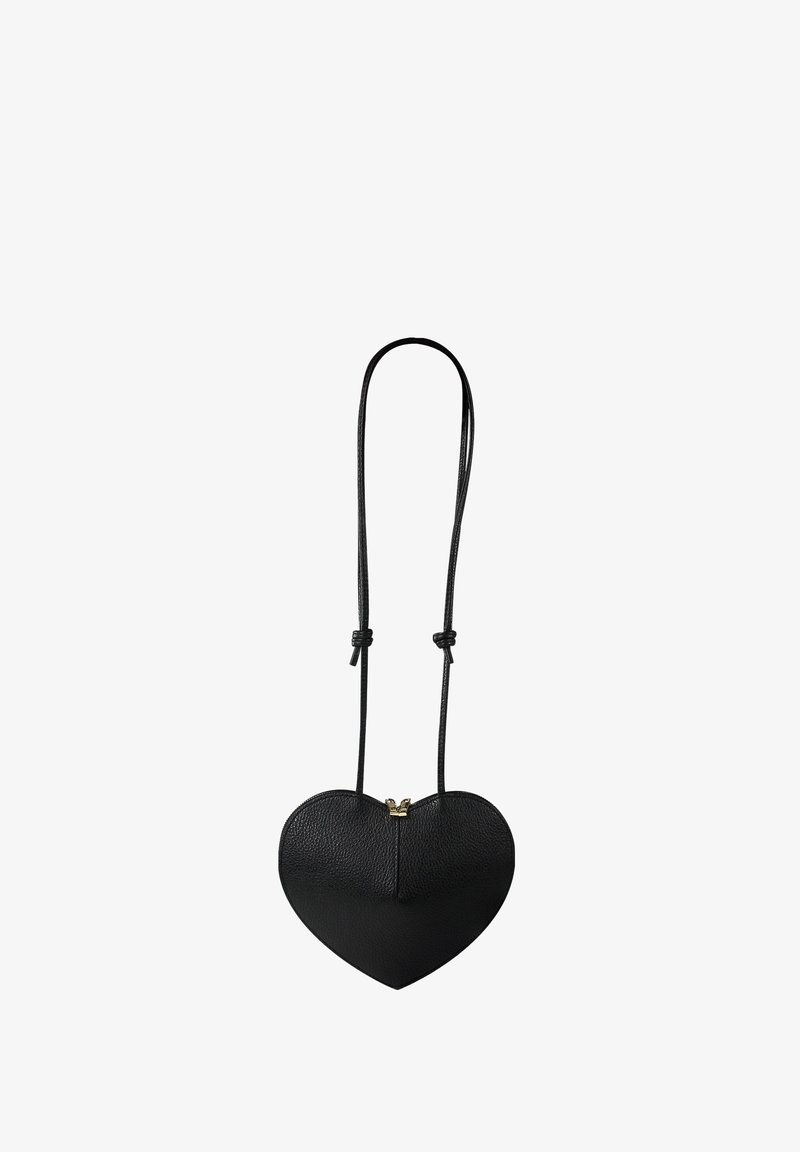 Zwarte leren, hartvormige schoudertas met een gestructureerd oppervlak, een gouden ritssluiting en twee verstelbare bandjes om te dragen.